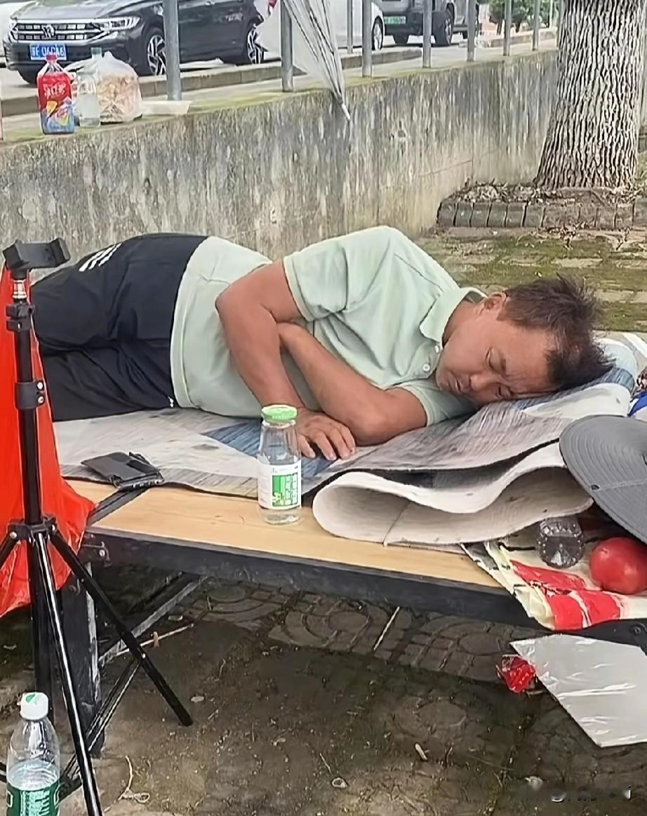 流浪大师这2年变化真大！2024年一个人睡在一张破床上，风里雨里看着心酸。谁能想