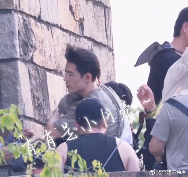 肖战脱了一件里面还有一件 热到脱外套是本能，里面藏件背心是肖战式严谨？行吧，看在
