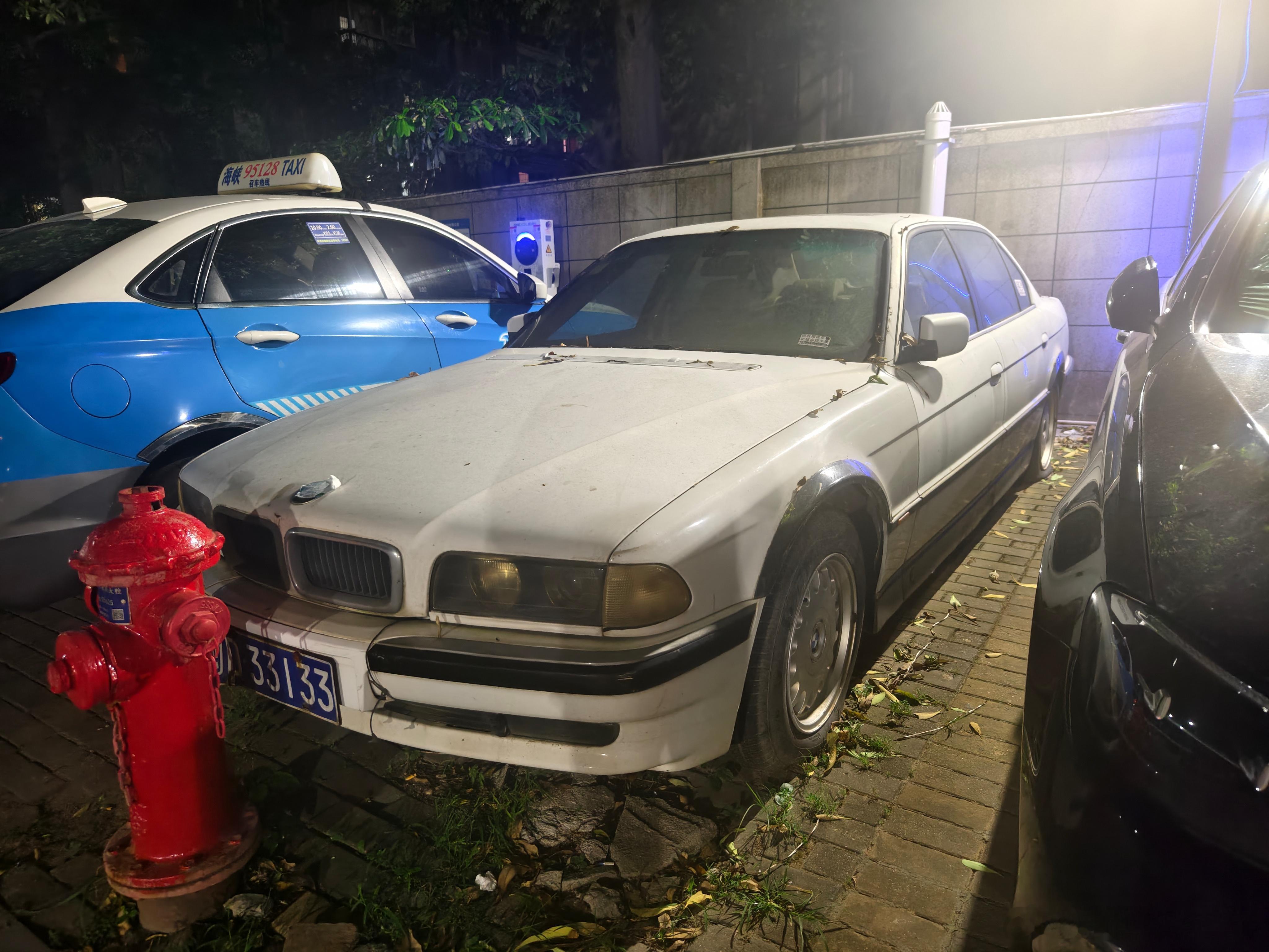 充电时候偶遇台7系停这，好浪费啊看车牌应该是一手车！ ​​​