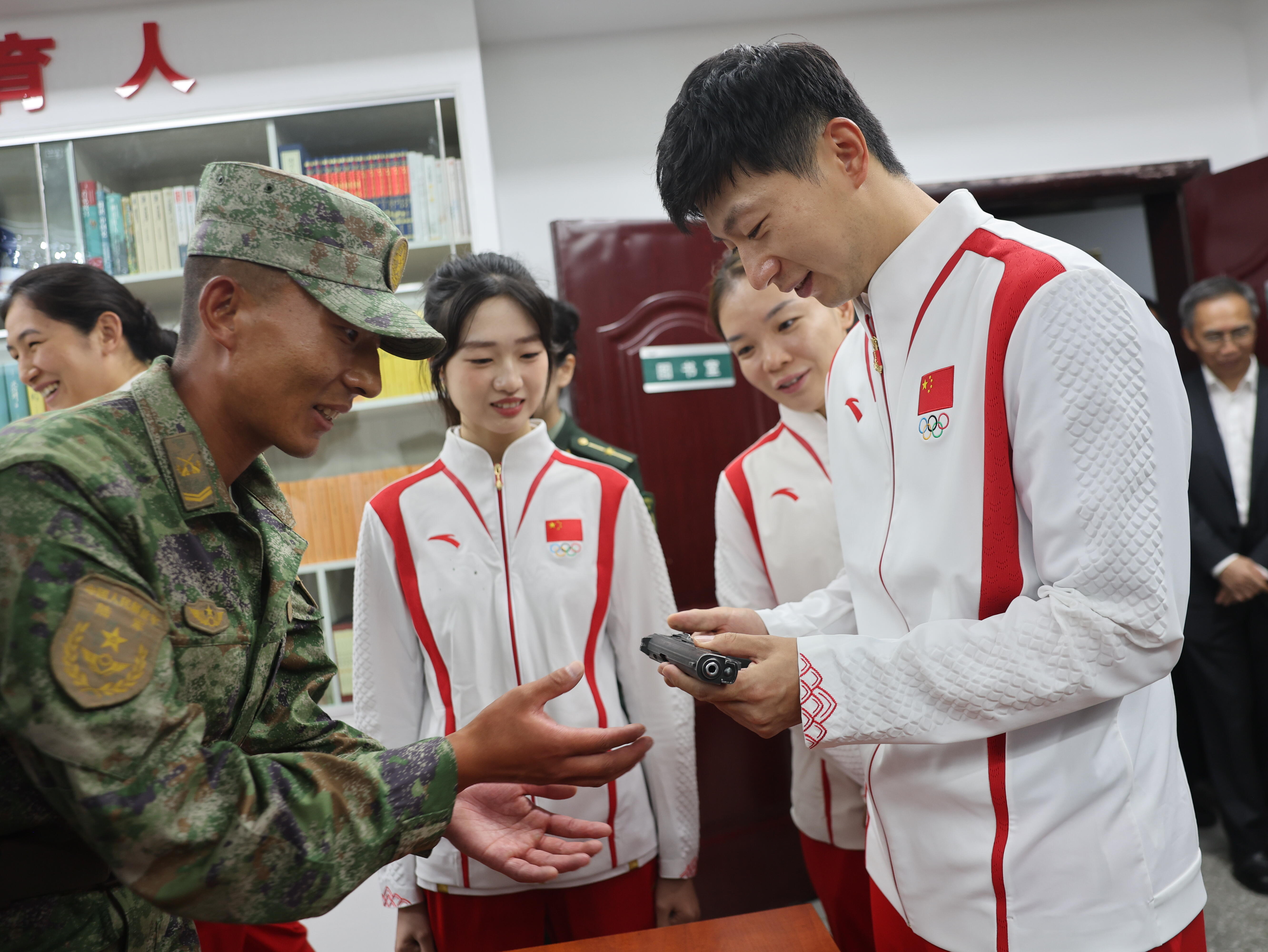 兵哥哥的高清无水印图喜欢这个大家看着马龙在自己的照片上签名这一刻爱大家，大家也爱