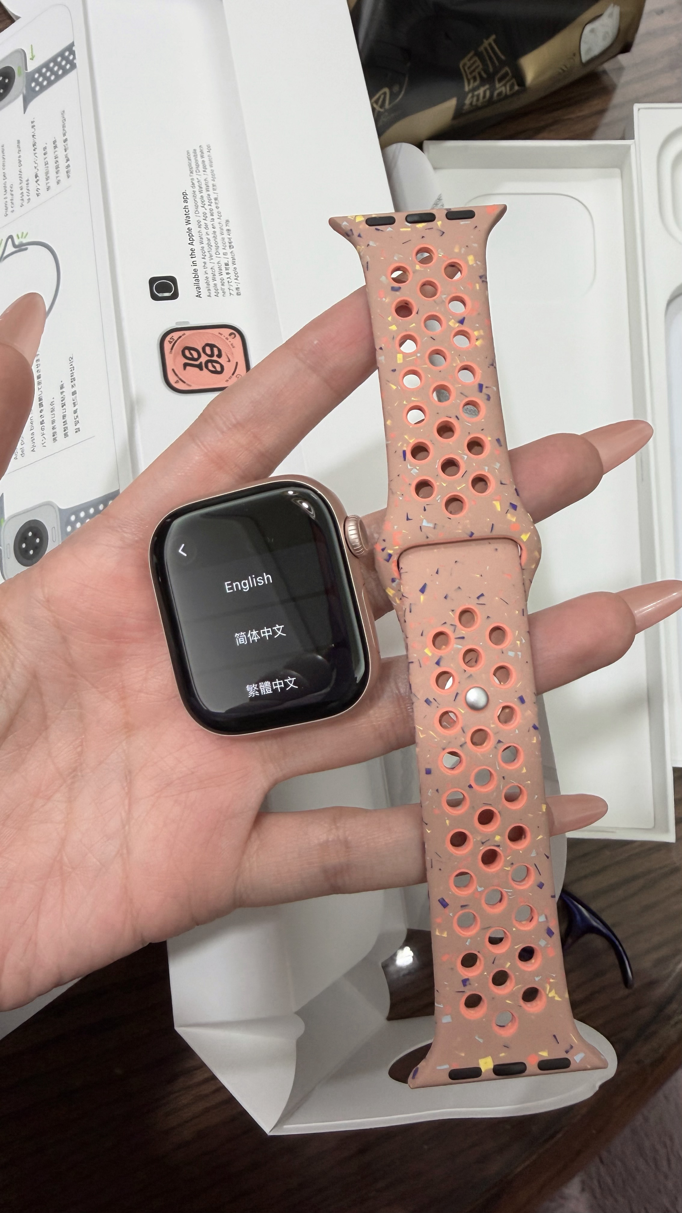 最近准备健身减肥第一步，先买了个运动手表～现在这自带的表带，都这么好看啦？我一直