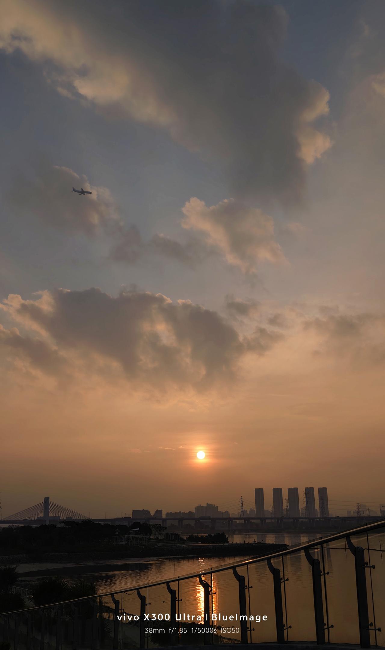 你喜欢看日出还是日落🌅
最近舒服的天气上上班的心情大好，顶着太阳吹着微风，来杯