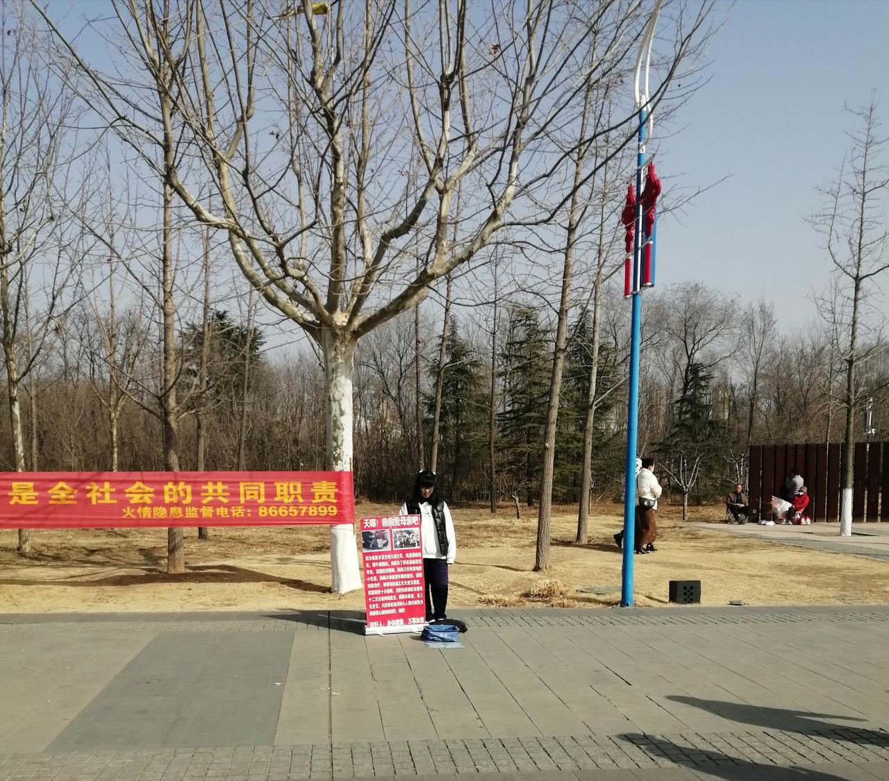 总有些不幸的人，让人心生怜悯。这不，到马山踏青，遇上了。
    小姑娘一看是个