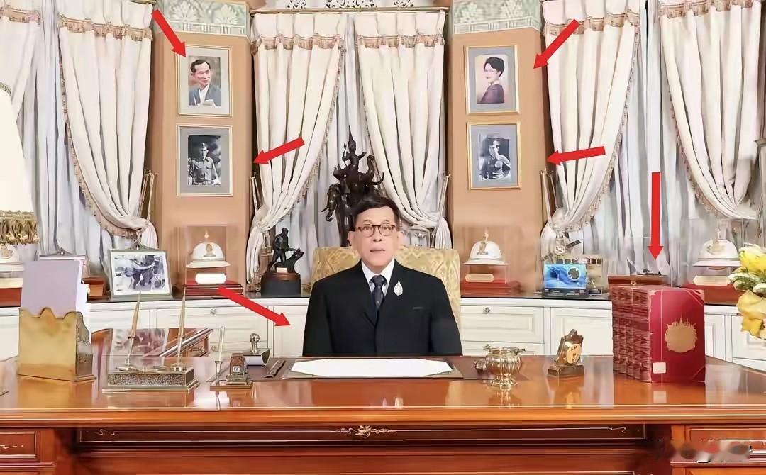 泰王玛哈发布2026年新年致辞！
在画面中，玛哈国王端坐在办公桌后，一身西装革履