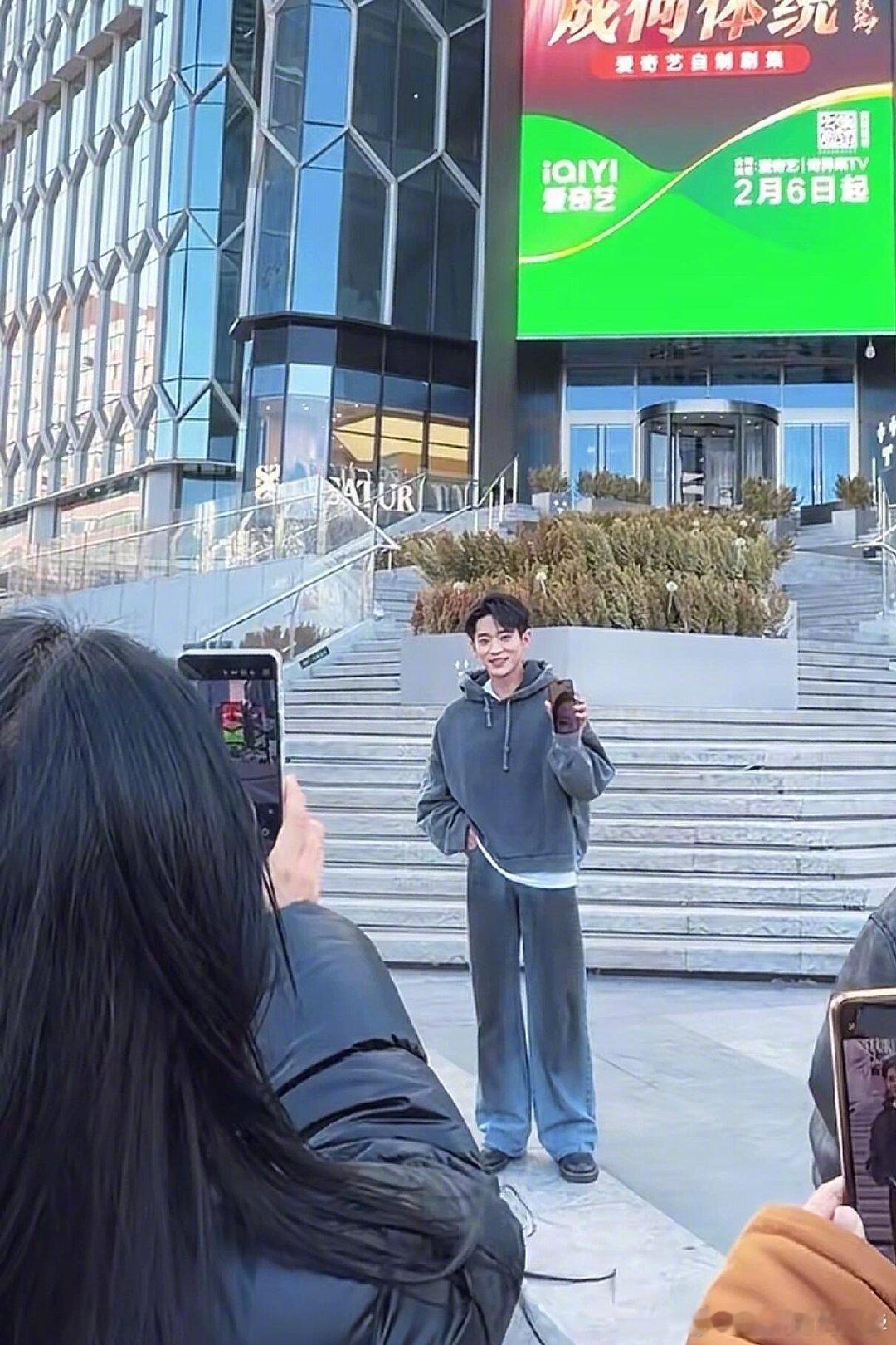 路人镜头下的丞磊 丞磊路人原相机直出抗打！清爽干净满是少年感，气质温柔又低调，像