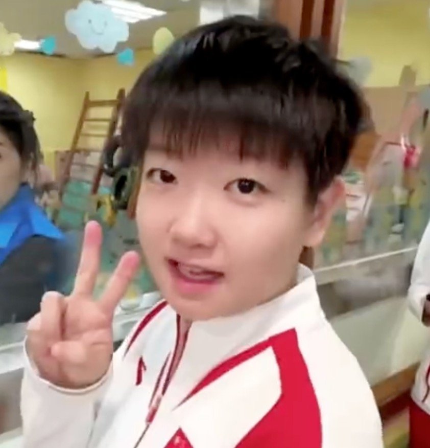 “趁现在我想起飞，趁现在比个耶”✌️ 我们莎莎也太可爱了吧！声音干净、心态纯粹，