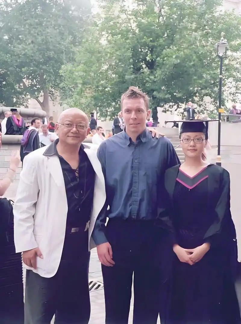 1997年，王刚花200万送女儿出国留学，没想到她却要嫁给老外，王刚极力反对，不