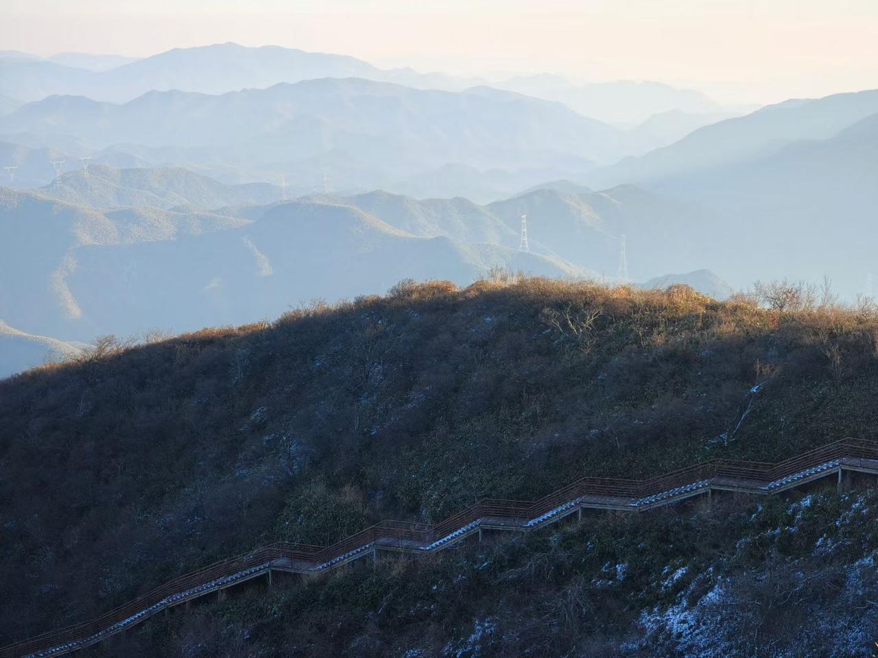 我觉得是真诚和边界感。
之前我有个朋友，我俩相处时他总是真诚相待。我遇到困难，他
