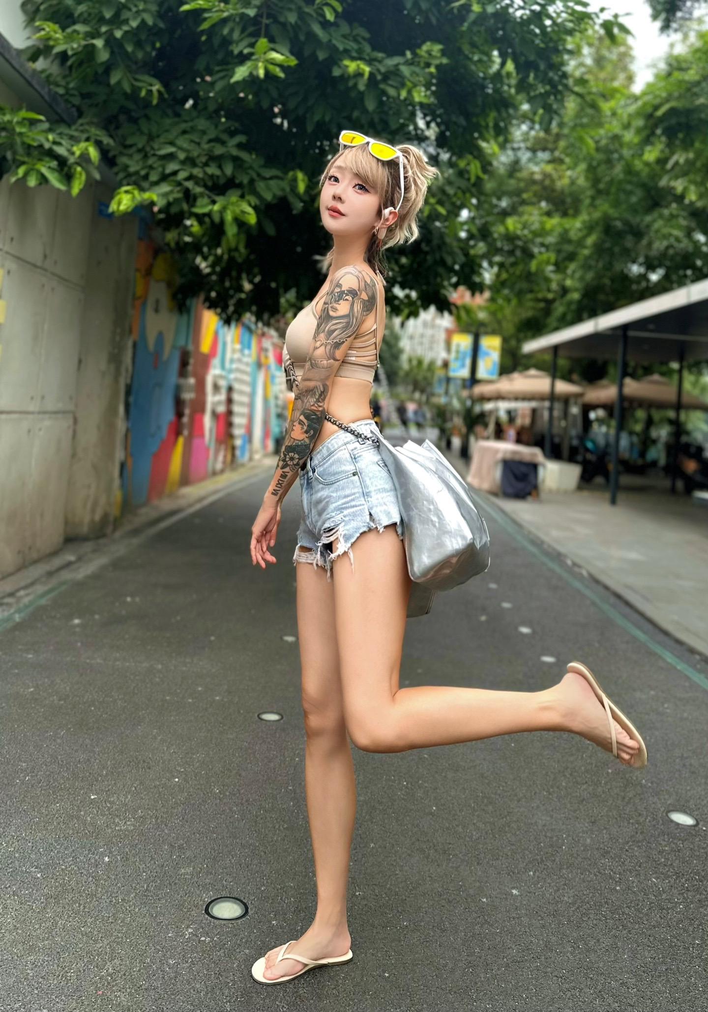 花枝招展没有局 背心拖鞋遇情敌