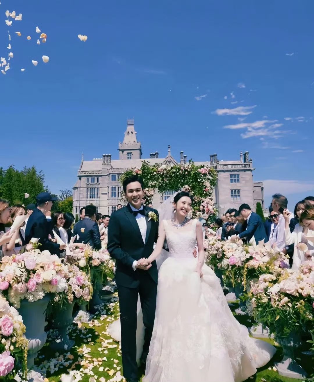 张若昀唐艺昕雪地找婚戒我滴妈呀 他俩的故事真的好梦幻好甜[哇] ​​​