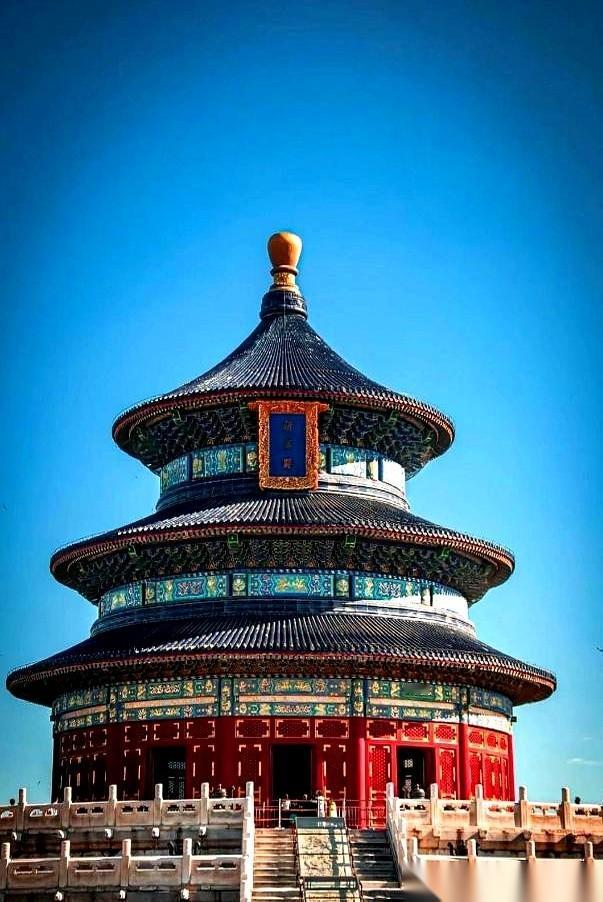 据说，基辛格当年站在天坛那棵600年的柏树下，随行的人员大气都不敢出，全等着他开