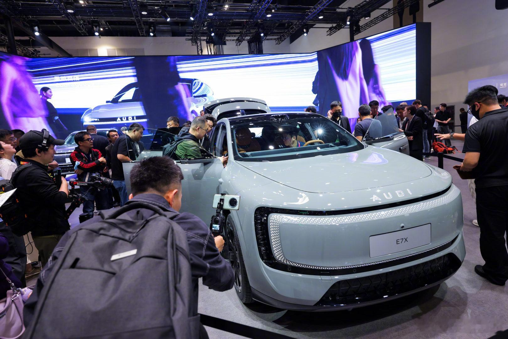 北京车展上，奥迪E7X凭“智慧客厅”内饰迅速出圈，把豪华座舱变成了舒适又智能的移