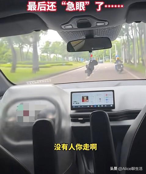 广东一位大哥赶时间打车，结果招了个“无人驾驶”车，本以为能躺平，没想到全程都在给