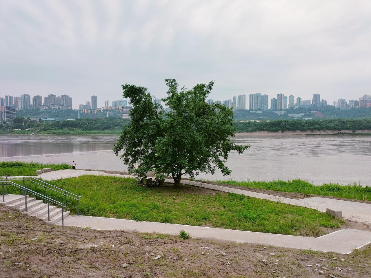 我认为合家出游，人生一辈子，要善待自己，在家躺平也是过，为什么不放松自己，人活着