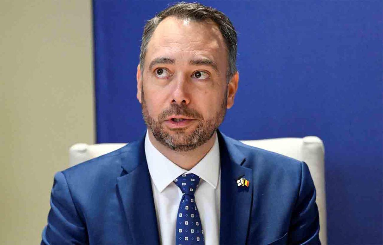 据路透社报道，在卢森堡欧盟外长会议的走廊里，比利时外交大臣马克西姆·普雷沃罕见地