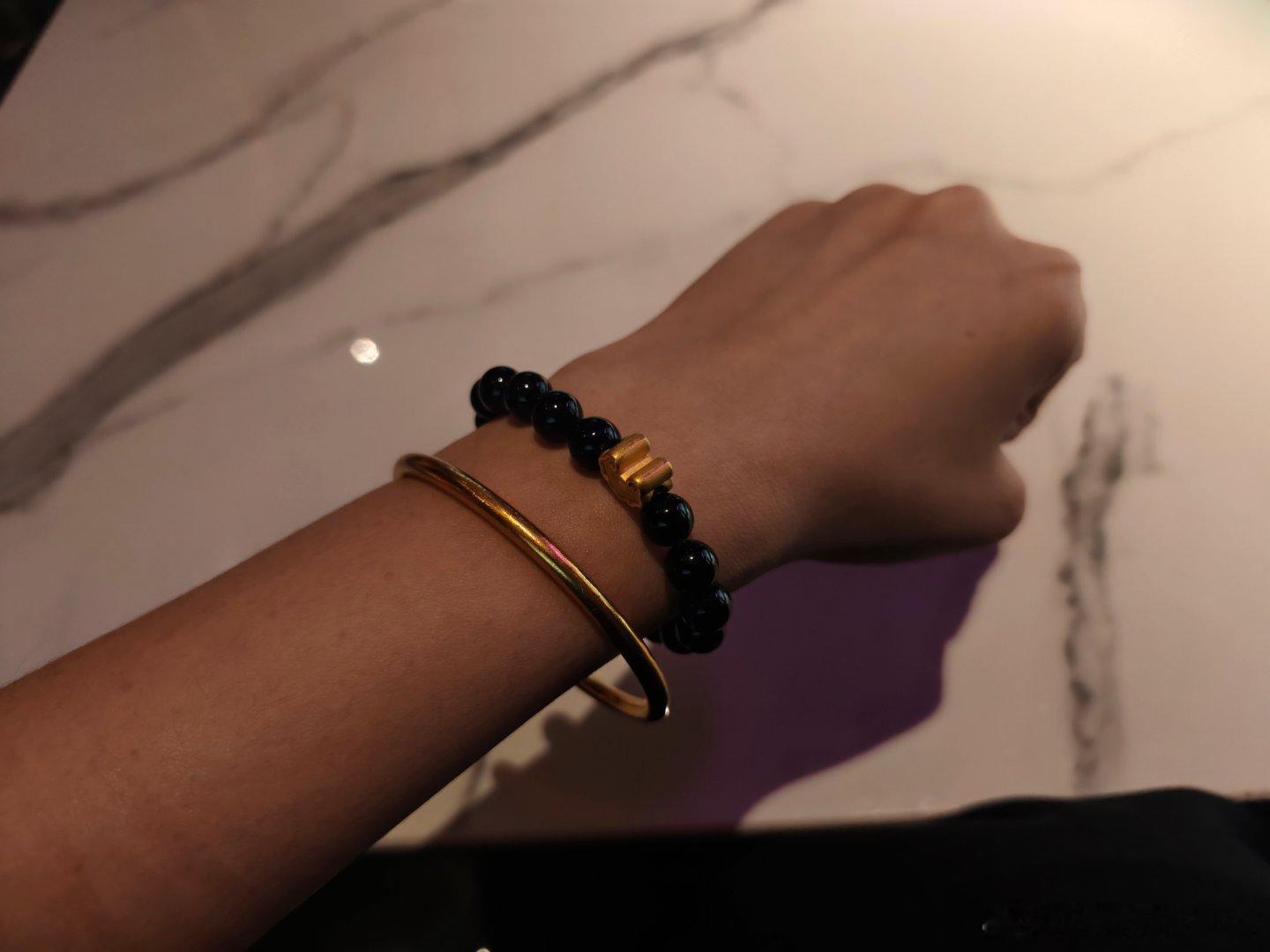 黄金一路疯涨今天参加生日会特意穿金戴银也是非常富贵了大家觉得最近金子还能入吗？ 