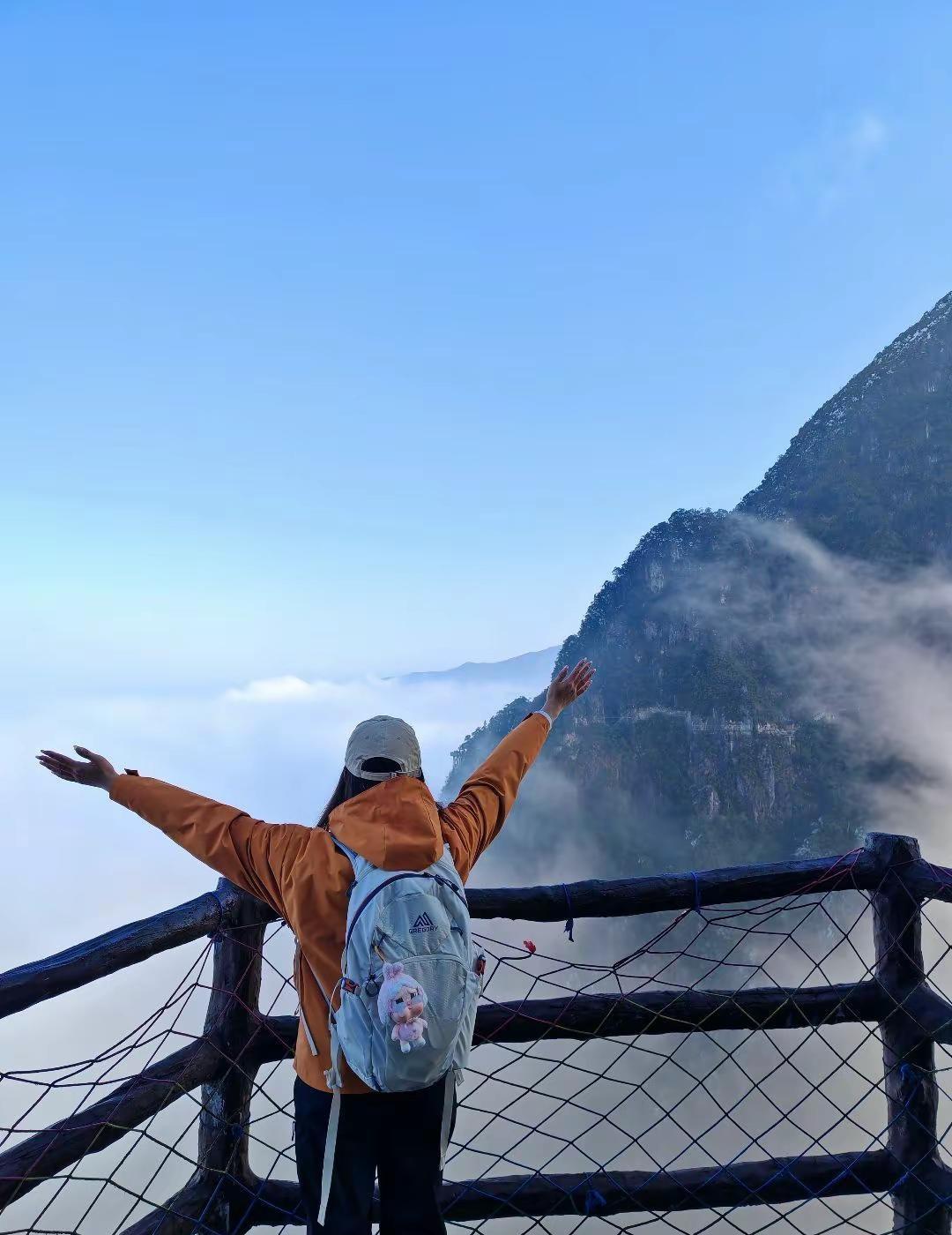 少与人纠缠，多去看大自然爬山推荐