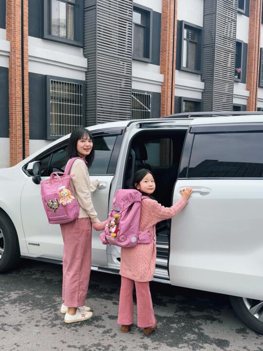 接送孩子路上，被追着问的新书包🎒
