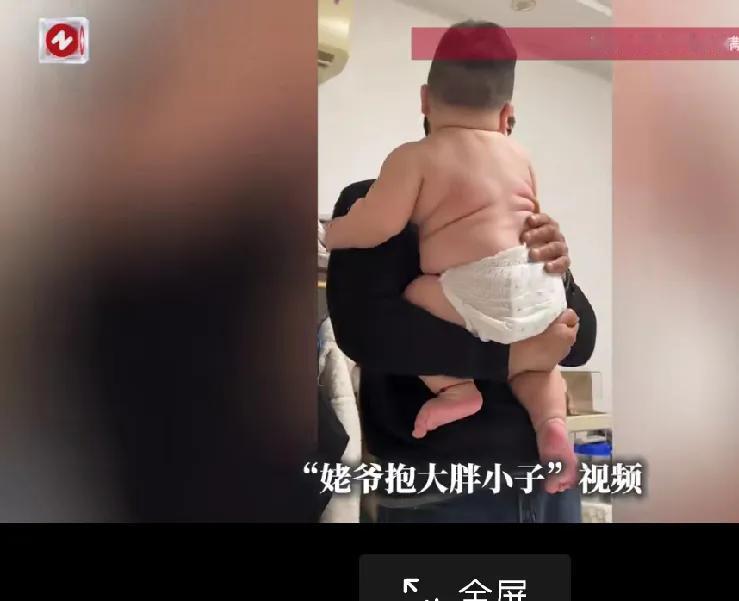 13个月的宝宝体重35斤，孩子看起来肉嘟嘟的，小宝宝一看就很壮实，35斤呢这个宝