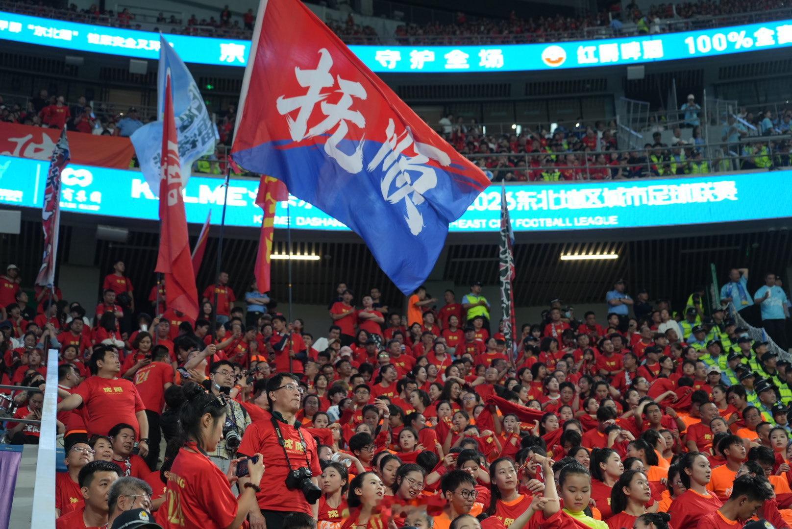 沈大pk抚顺赢了【东北超：沈大德比 抚顺“抢戏”】6月20日晚，“东北超赛”场迎
