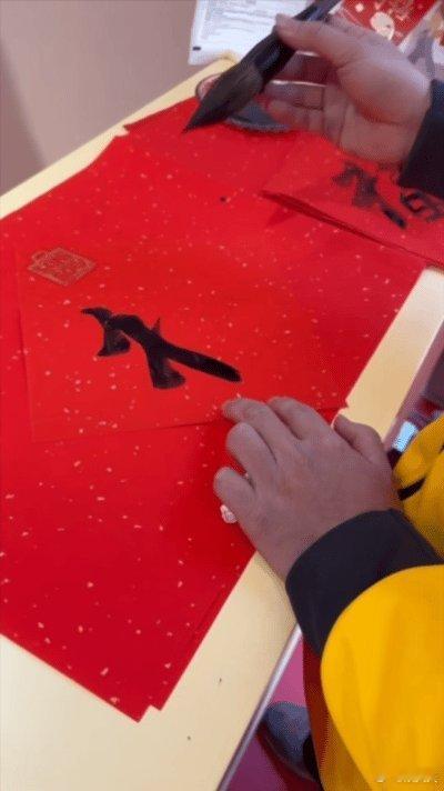 外卖小哥闯进了书法赛道 外卖小哥闯进书法赛道啦！写“福”超有新意，高手在民间没错