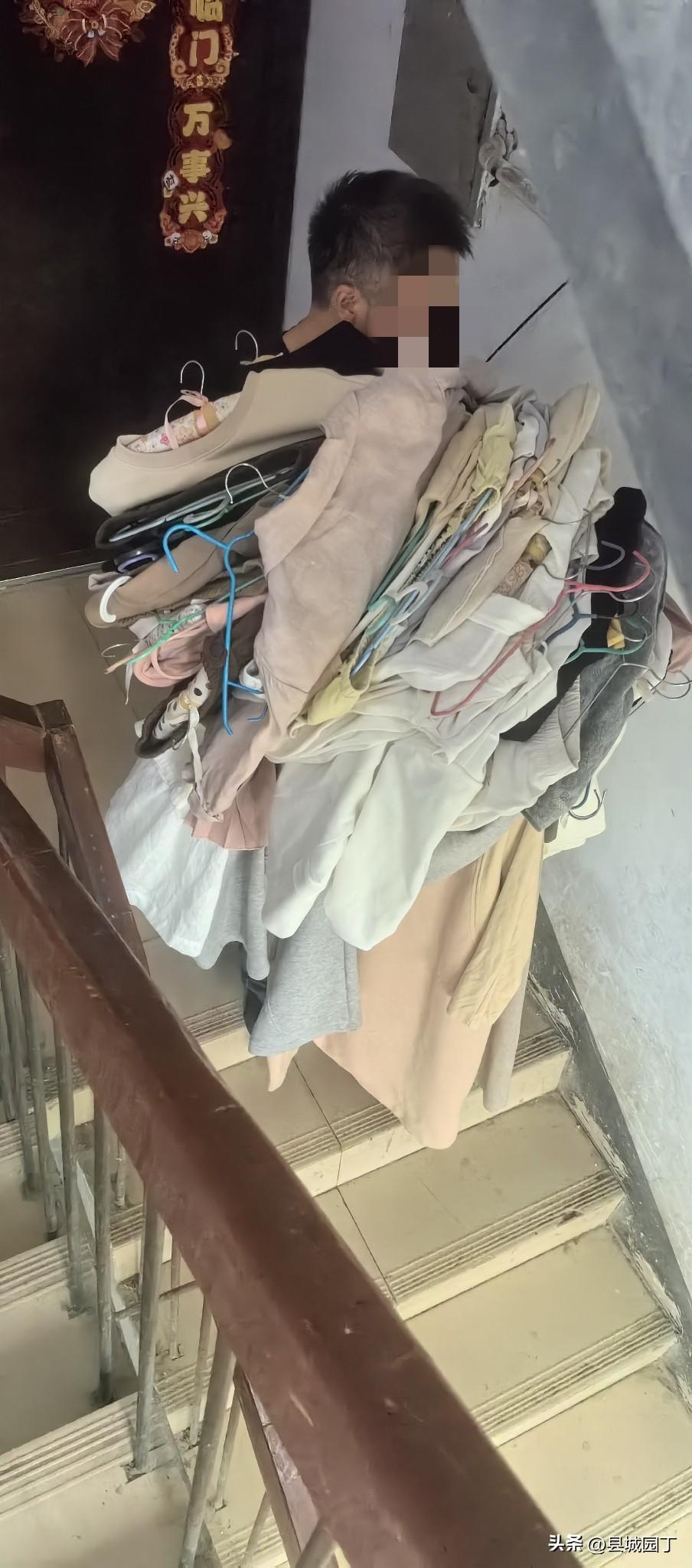 昨天搬衣服，今天搬书，孩子他爹又哀嚎了：“这搬到猴年马月啊，你说你买这么多书干啥