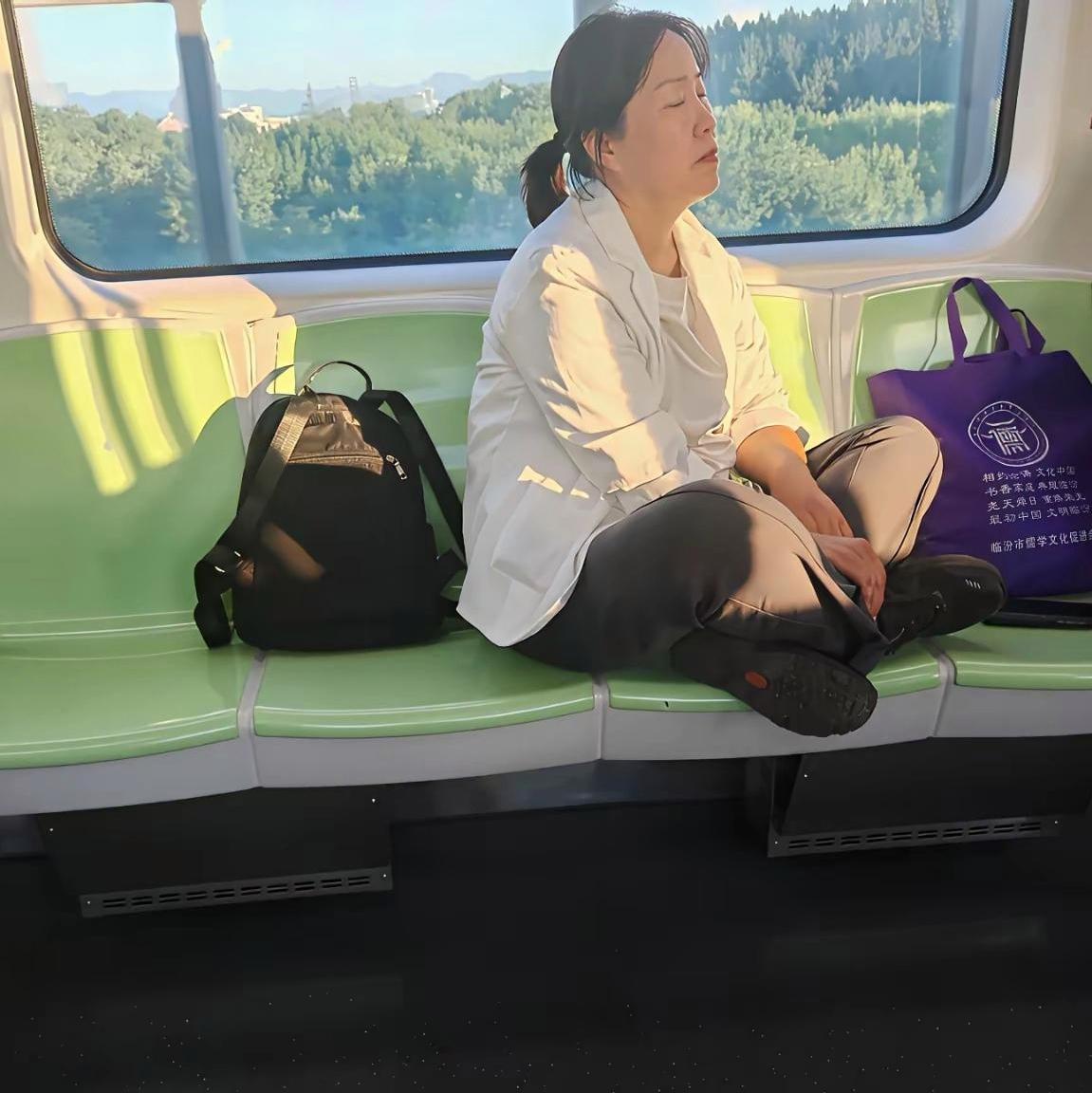 地铁上这种人真的让人看不惯！
 
真的不能理解，有些人在公共场合完全不顾及旁人，