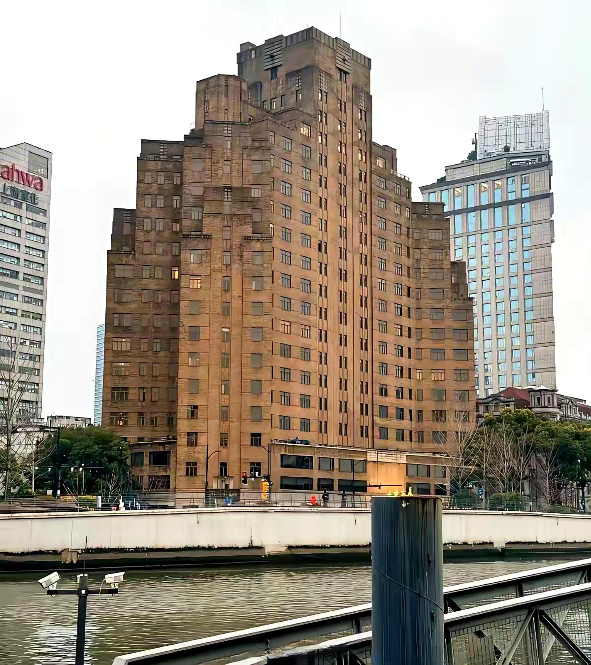 上海这栋楼脏兮兮的，干嘛不粉刷一下？[看] ​​​