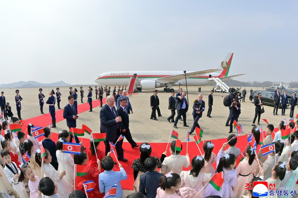🔴【白俄罗斯共和国总统卢卡申科同志抵达平壤】应朝鲜民主主义人民共和国国务委员长