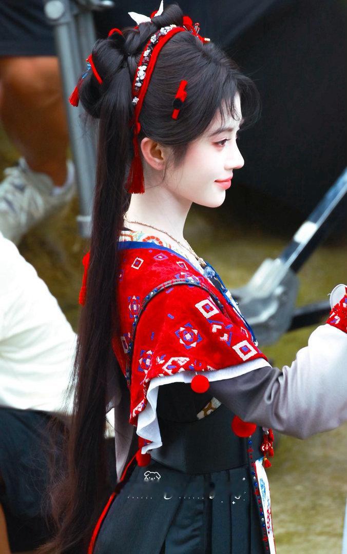 jjy鞠婧祎万花世界 jjy鞠婧祎苏绿夏 “玫瑰之所以是玫瑰，是风与光的眷顾，更