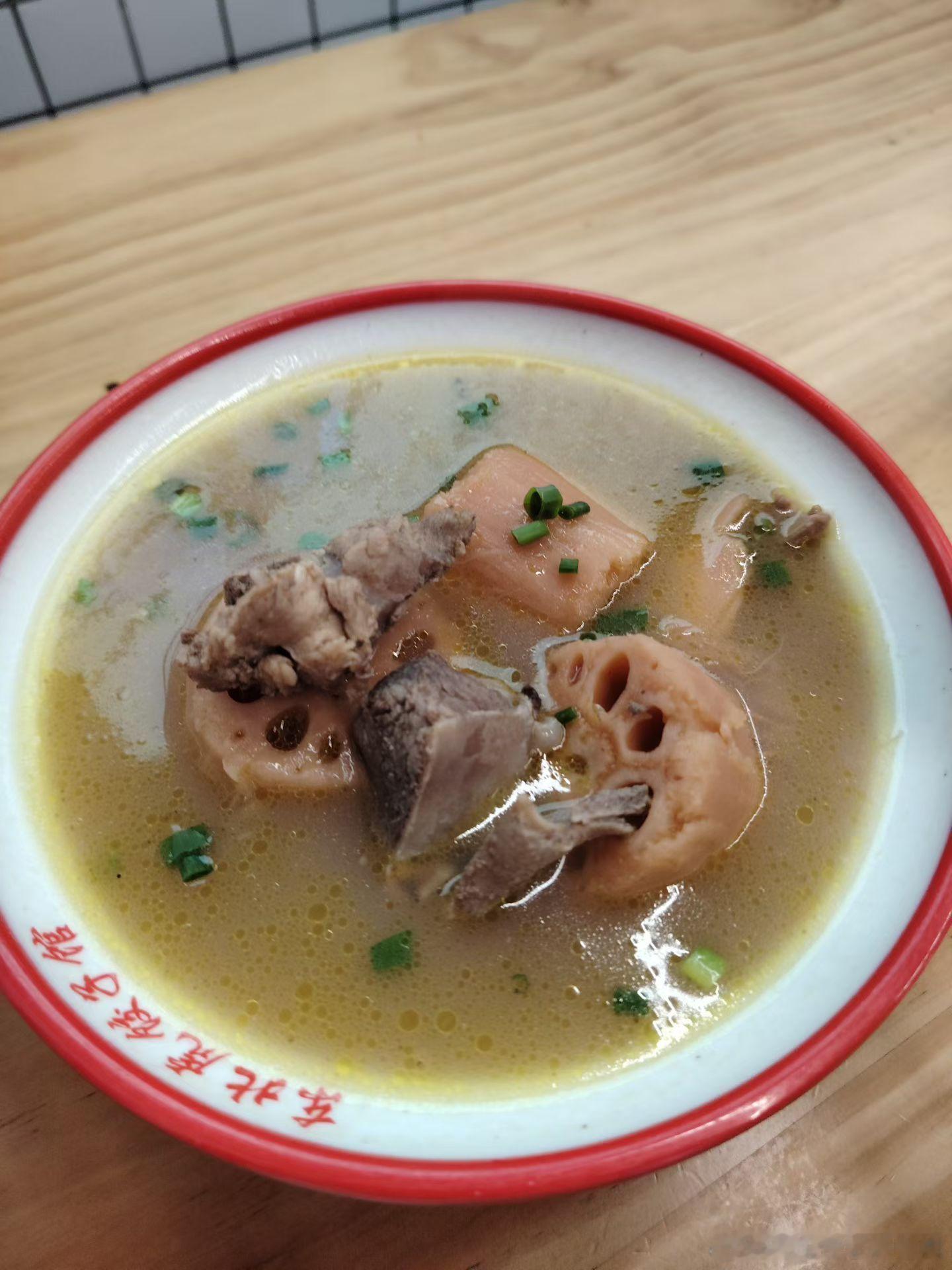 冬至到，中餐和朋友阿伟吃个饺子。喝点排骨藕汤。2025年12月21日摄于湖北十堰
