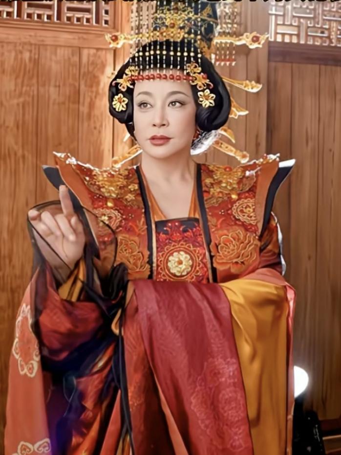 75岁刘晓庆，再演武则天！
刘晓庆这么爱演女皇，上瘾了吧？
32年前演绎的武则天