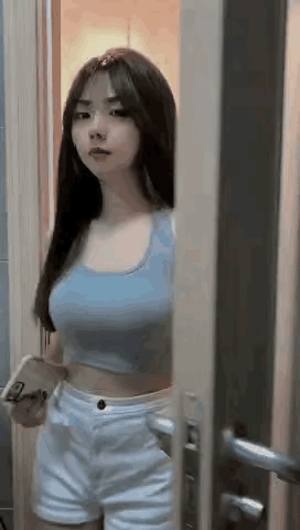 图1：小姐姐这是看见了什么啊？吓成了这个样子？
图2：这个狗子是什么品种啊，那双