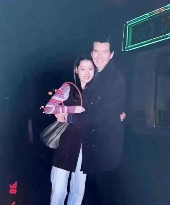 他没必要一辈子不娶，被他搂着的这个女的就很合适。不管她是不是女明星，她跟这个冬天