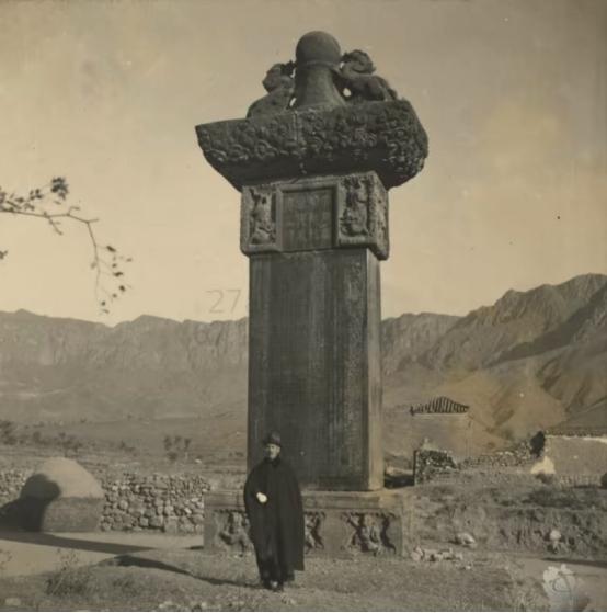 1936年11月，蒋介石站在河南省登封市嵩阳书院前的“大唐嵩阳观纪圣德感应之颂碑