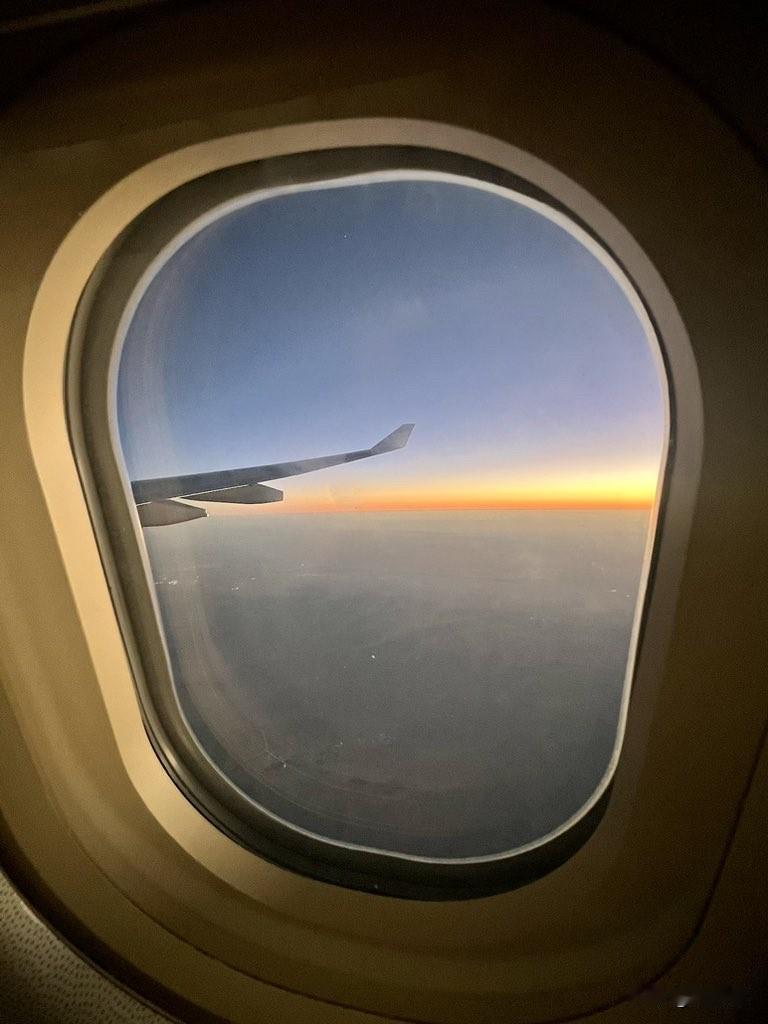 法国总统马克龙16日发文说：“前往印度的路上！从孟买到新德里，三天时间，我们将进