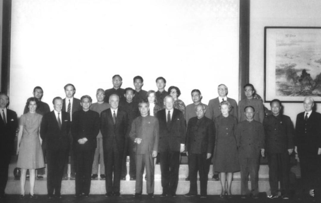 1972年4月13日晚，总理周恩来在人民大会堂会见了英中贸易协会主席约翰·凯瑟克