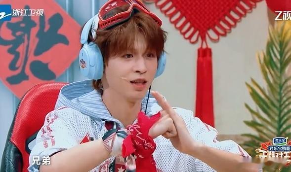 锤娜丽莎何浩楠同款得意 救命，锤娜丽莎和何浩楠的同频率也太高了！一个秒猜题一个秒