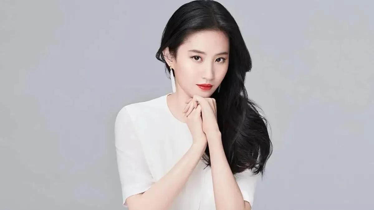 刘亦菲 近日，网传华为高管余承东与女星刘亦菲有恋情。对此，余承东在3月11日亲自