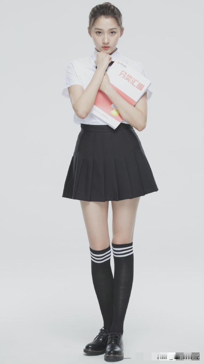 关晓彤的学生妹造型