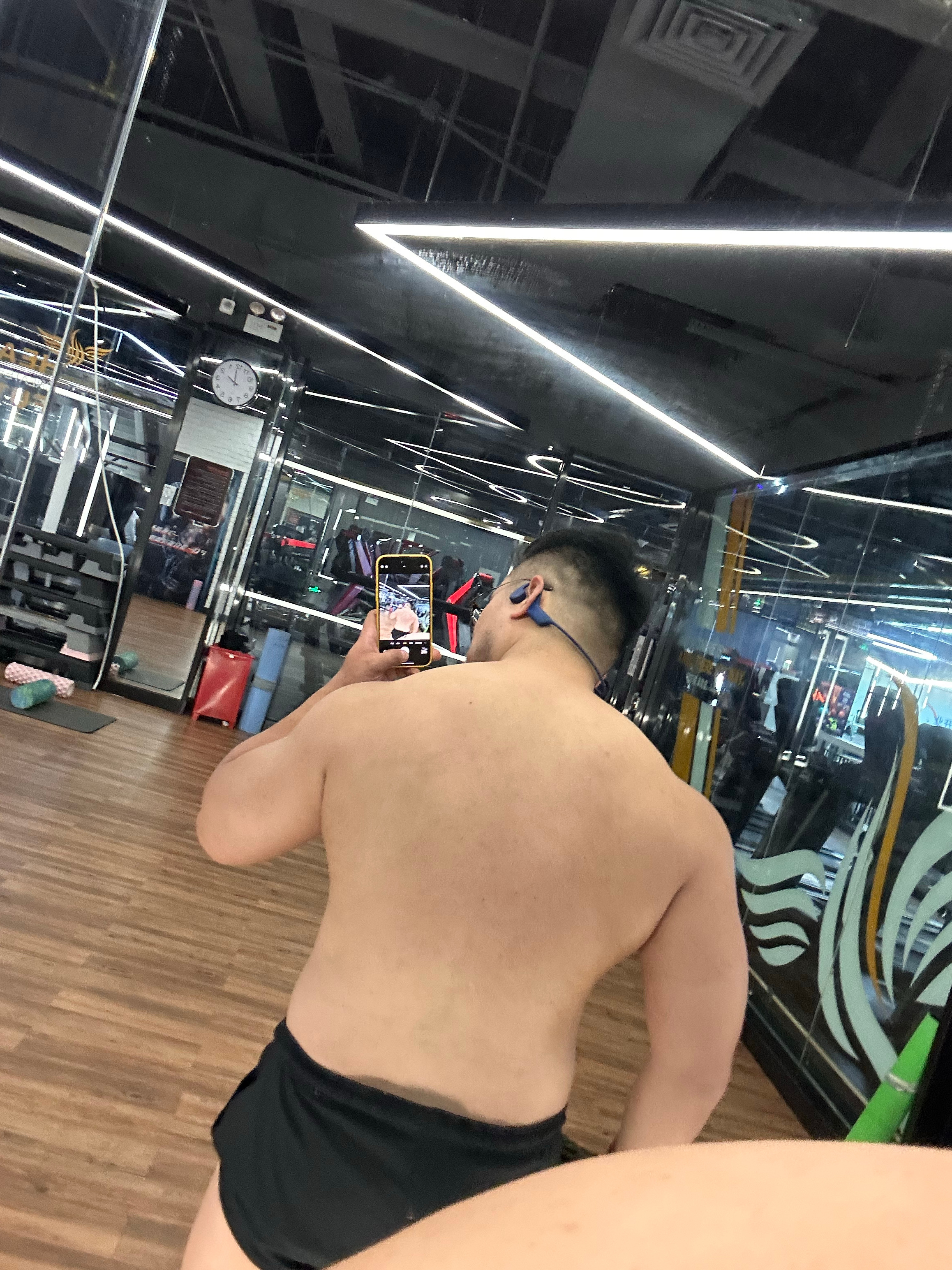 昨晚加班到10点，凌晨两点才睡，现在整个人都是懵逼状态，然后今天练腿日 