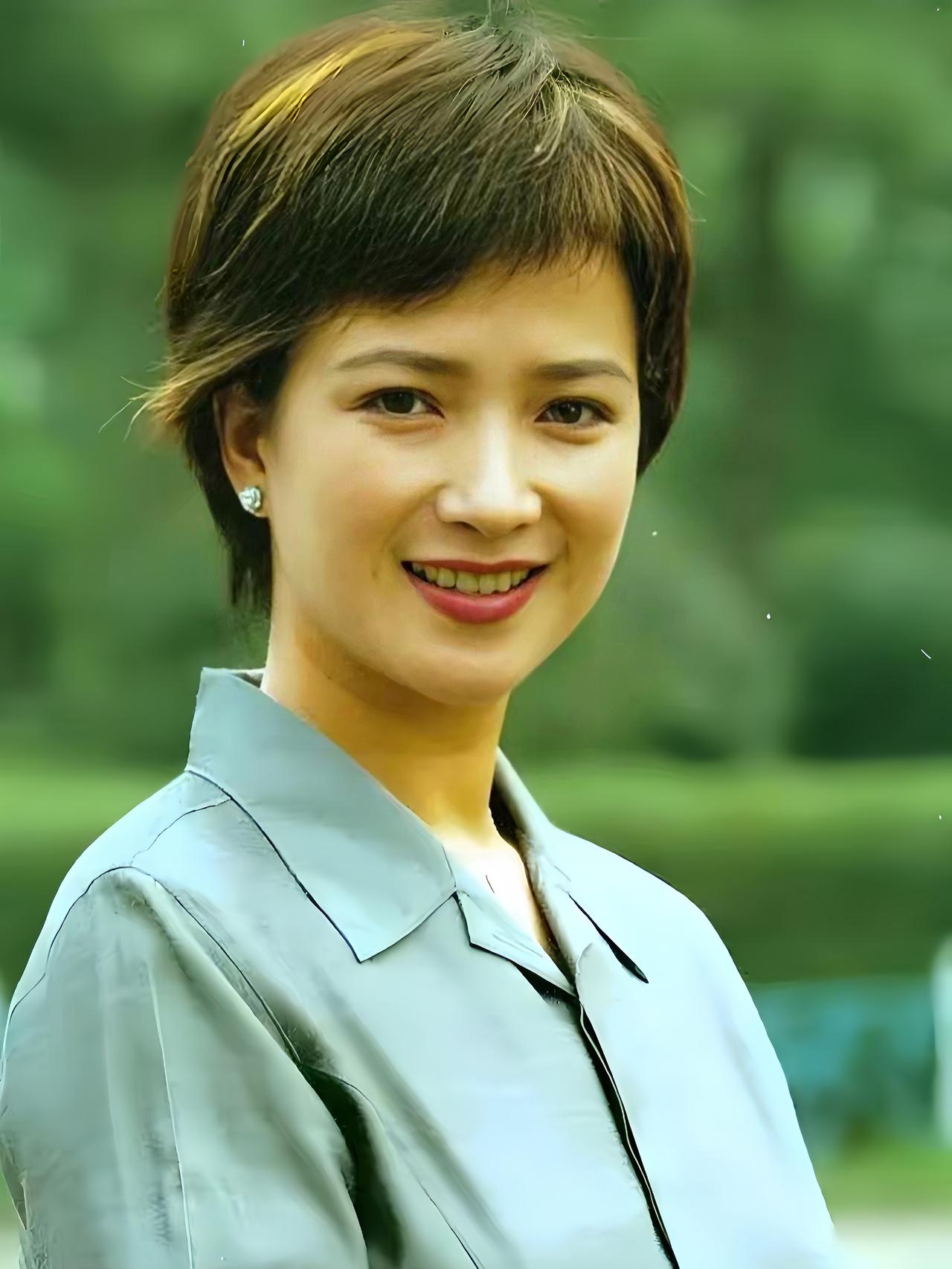 何晴旧照，真美！[比心][比心][比心]何晴美了美了！[赞][赞][赞] 何晴老