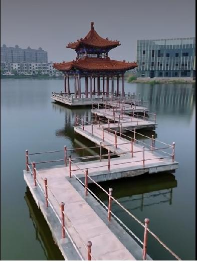 曹县南湖公园
地理位置与规模‌：公园位于曹县城区的东南部，水面面积约 10 万平