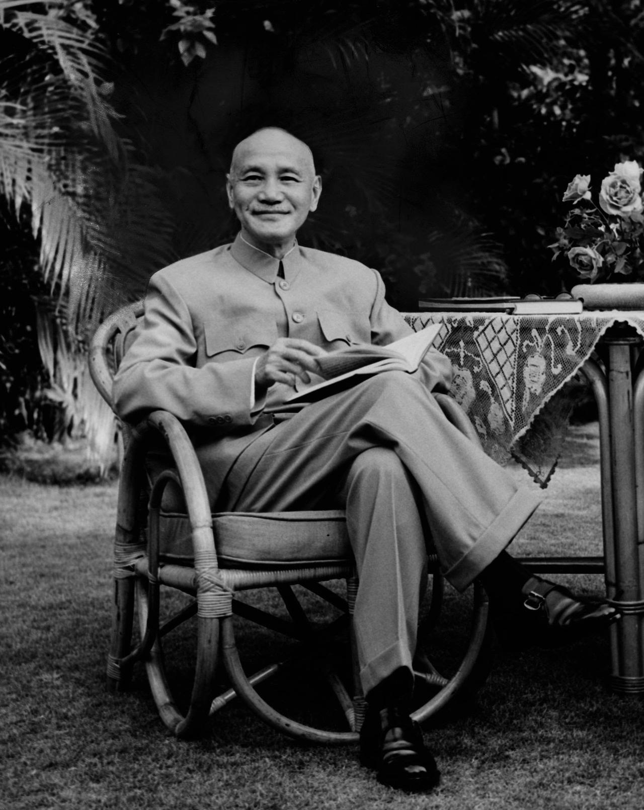 看完1945到1949这段历史，我只有一个越来越强烈的判断：国民党从来不是单纯被