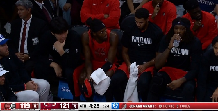 替补席远端！格兰特六犯离场&替补席一屁股坐在杨瀚森旁边