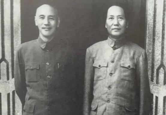 1945年重庆谈判时，蒋介石放走了毛主席，众人问起原因，他大言不惭地表示：我有4
