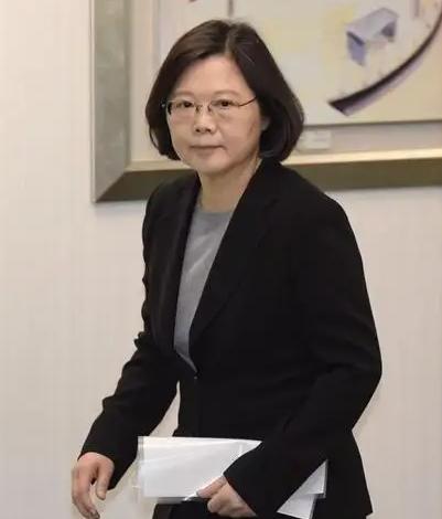 台湾地区前领导人蔡英文发表声明。
清明节本来是祭祖追思的日子，结果她在公开发文里