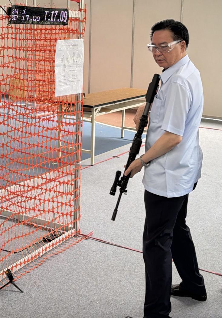台当局“台湾安全会议”秘书长吴钊燮在7月24日，写道：“年龄不是玩气枪的障碍。我