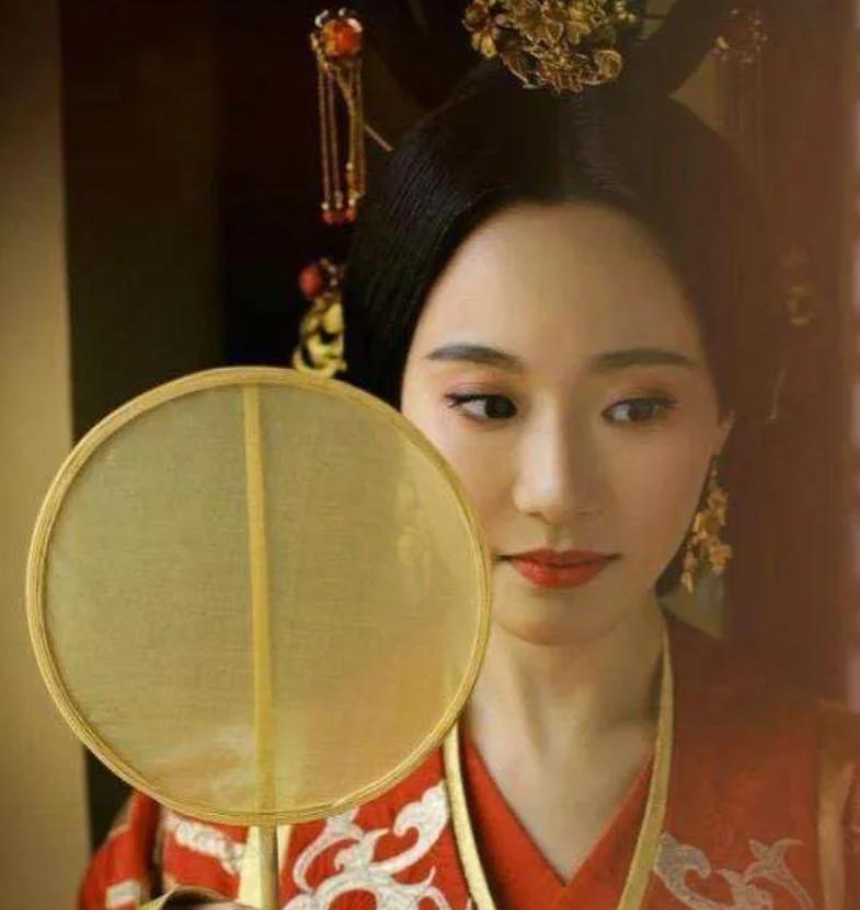 273年，晋武帝陪宠妃胡芳一起下棋，胡芳不小心抓伤了晋武帝的手。晋武帝顿时大怒：