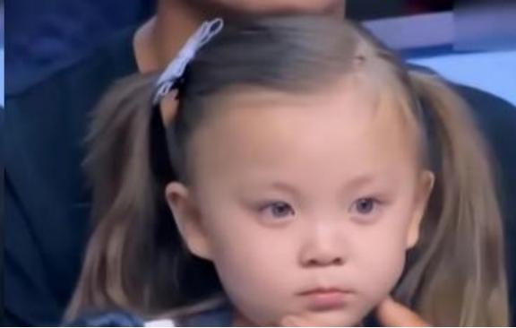 2013年，山东一女子生下金发碧眼的混血女儿。婆婆见后脸色大变，要求做亲子鉴定，